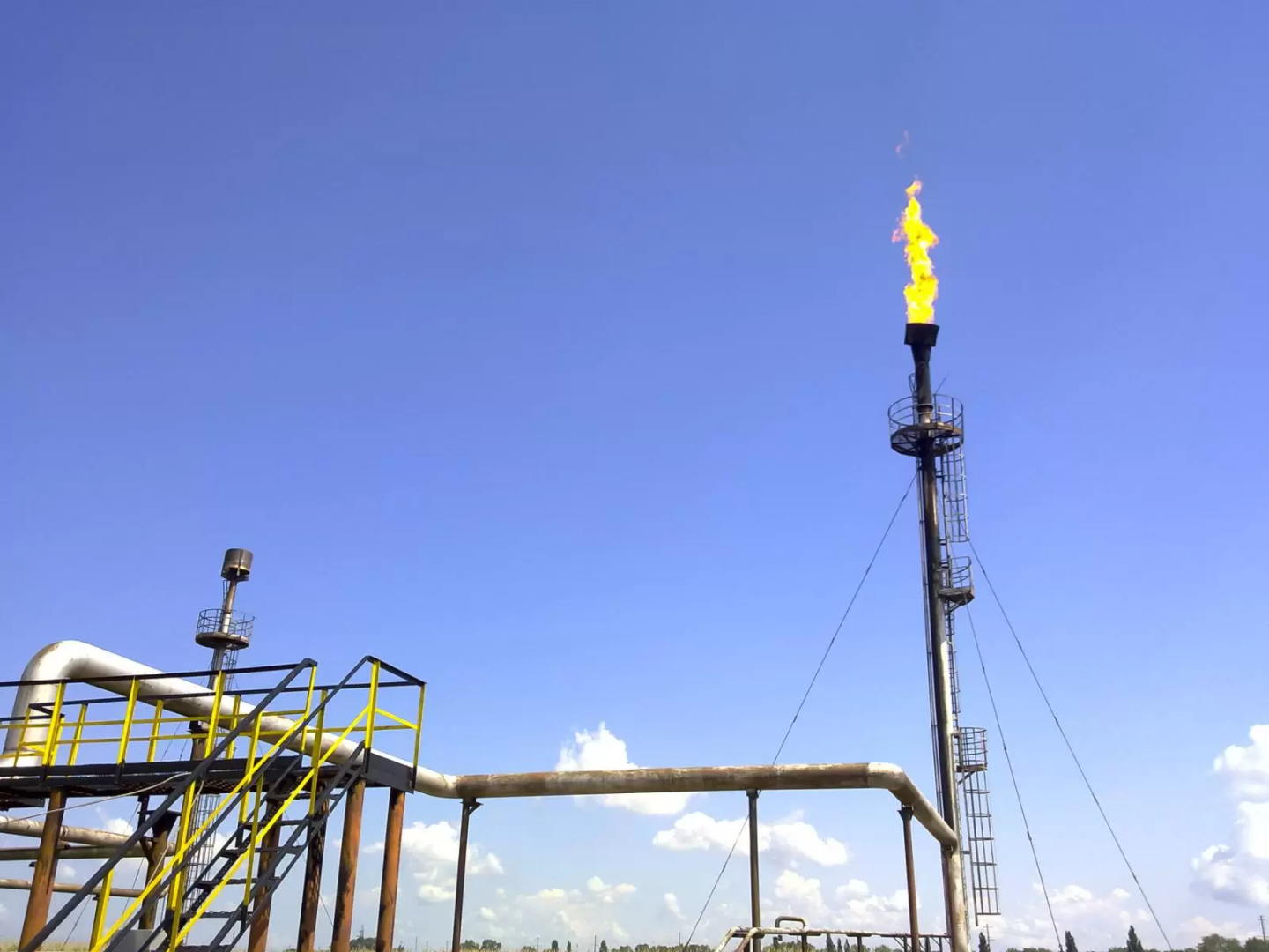 oil and gas apparatus with brightly burning flare