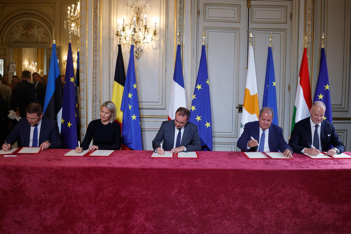 A table of world leaders signing the Paris Agreement