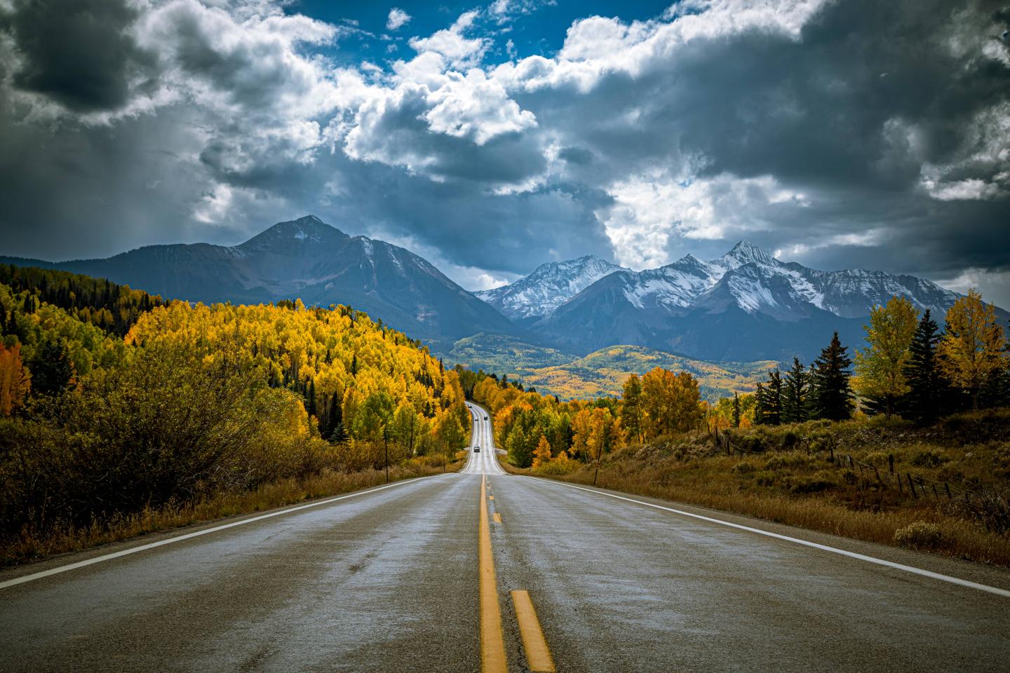 A road in Colorado going toward the Rocky Mountains