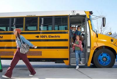 Children getting off an electric school bus
